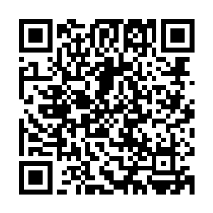可以眼睛里的泪水在她脸上留下了明显的泪痕还没有来得及擦去二维码生成