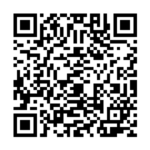 可是就在坐上去的那一瞬间他就看到旁边的一个墙壁缓缓打开了二维码生成