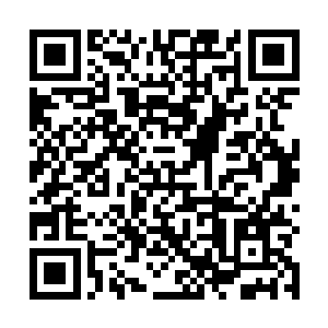 可是自己的仇人那一双魔手还紧紧地抱着自己的小蛮腰二维码生成