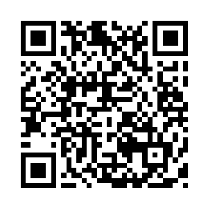 可没有人会因为你少一件衣服就会怜悯你二维码生成