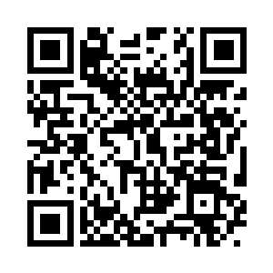 台上主持的男子从侧面的台阶走下台去二维码生成