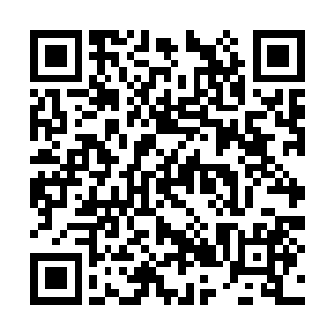 史蒂文一斯皮尔伯格站在右手最靠近走道的位置上二维码生成