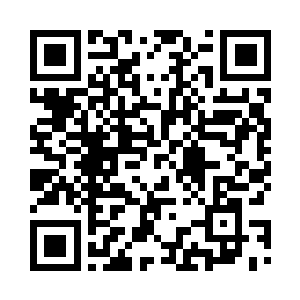 右手五个指头轻轻地在桌面上敲击着二维码生成