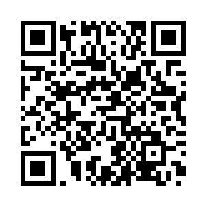 右手从大腿上的刀鞘中拔出了伞兵刀二维码生成