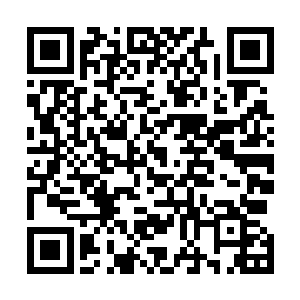 右手从大腿外侧抽出发着黑光的匕首指在飞达的脖子那里二维码生成