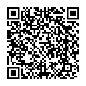 右手已经操控工作台上的三联屏开始在展开的卫星地图上输入坐标数值二维码生成