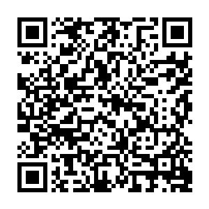 右手掰开的方便筷头就直接捅向惊慌失措企图翻身过来抢孩子的女人下巴二维码生成