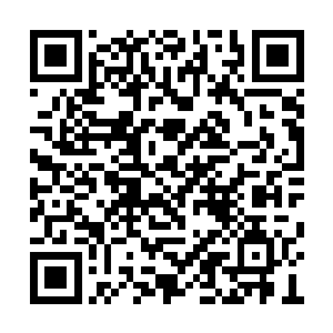 右手直接从怀中女子敞开的低胸裙口中插了进去二维码生成