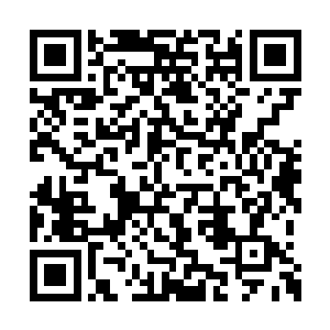 右眼透射出七丝细细的金丝和七个金色圆球连接二维码生成