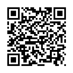 右边白衣人手拿一根丈许长的黑棍二维码生成