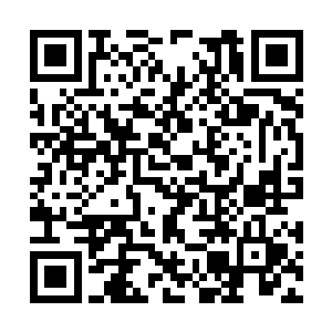 叶伯煊吓得赶紧连饭盆带汤盆的都摆在了床头柜上二维码生成