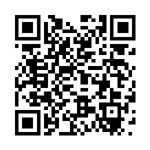 叶伯煊的衬衣还挂在肩膀上未完全脱掉二维码生成
