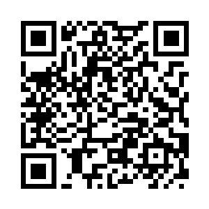 叶伯煊站在那看着夏天给孩子们穿衣服二维码生成