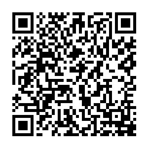 叶凝所说的打斗痕迹一是这块长达三米的卧牛石两侧各有一个清晰的足印二维码生成