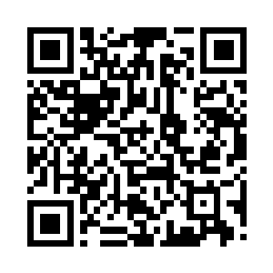 叶明静一身白色的ol裙装站在两架飞机前自拍二维码生成