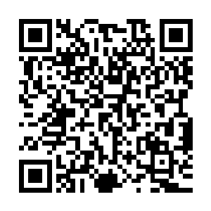 叶明静毫不避讳的迈步到后面亲热的一手一个抱住她和周晓莉二维码生成
