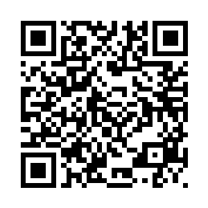 叶楚一手抓在一根横出的小树干上二维码生成