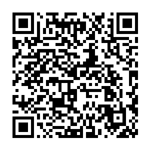 叶秋和梅子出现在公司设定的简易采访场地的时候里面已经坐满了记者二维码生成