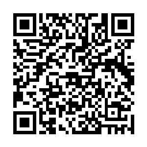 叶秋脚上的欧版滑板鞋跺在木地板上发出轰隆隆的响声二维码生成