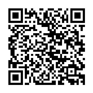 叶秋这才注意的大厅的一角居然站着二十多位手捧鲜花的男子二维码生成