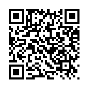 叶芷蔚伸手从碟子里捻起一块点心二维码生成