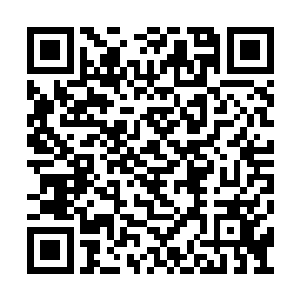 叶莲娜从窗口探出身举枪瞄向了空中的那架飞机二维码生成