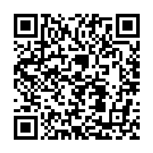 各自用小半边的屁股挨着椅子的边缘规规矩矩的坐好二维码生成