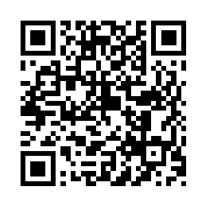 吉布森垂落在身体两侧的手瞬间握成拳头二维码生成