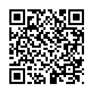 同学们一边庆贺林烽获得了铅球比赛第一名二维码生成