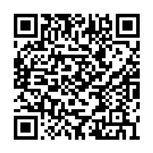 同时房间一角的一个内部电话也急促的响了起来二维码生成