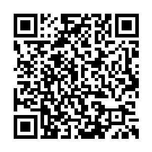 同时警花姐姐还隐约的听到秦方在小声的嘀咕着二维码生成