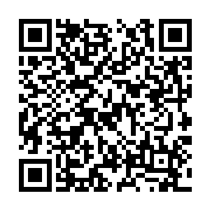 同时还不忘眯眼回头看了一眼静静站在门外的男子二维码生成