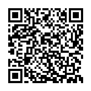 同样在这个场景中出现的另一个女演员走了过来二维码生成