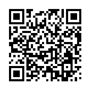 同样懊恼地看着被他踢飞了的足球……二维码生成