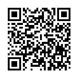 后边的宾客早已经迫不及待的走上前来二维码生成