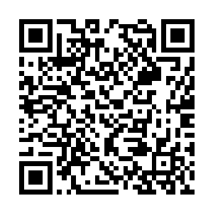 后面一个穿着生员服的中年男子将袍角塞在腰带上二维码生成