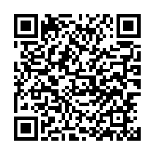 向外延伸出六条淡白色的光影通道和无数条的细密光影道路二维码生成