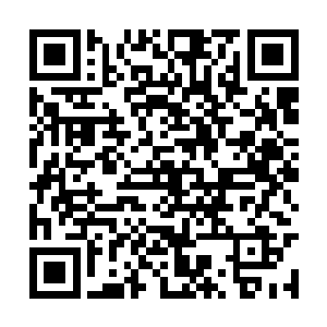 吕中行和他的夫人以及一干亲人正等候在病房门口二维码生成