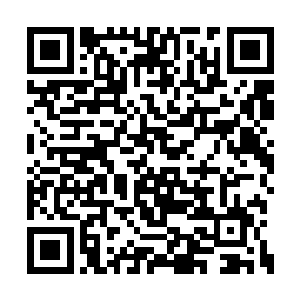 吕轻尘指了指正在旁边抓耳挠腮插不上嘴的李耀二维码生成