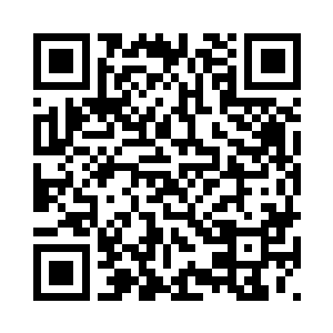 君北月身着一袭玄墨色的王爷礼服二维码生成