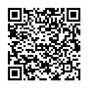 听到一阵杂乱的脚步声由远及近的向他的方向走來二维码生成