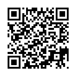 吴东方的右手食指在红木办公桌上敲击二维码生成