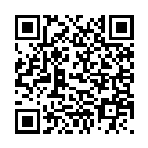 吴媚笑着挽住赵纯良的手走进了酒吧二维码生成