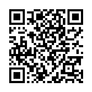 吴梦溪和好几个媒体总监主管什么的一起看着二维码生成