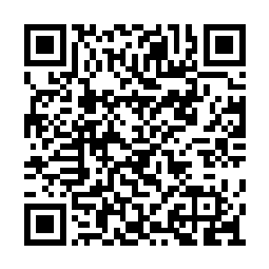 周允晟收到一件纯白色的曳地长裙和一双高跟鞋二维码生成
