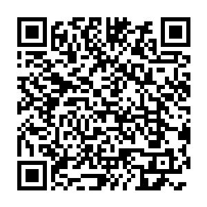 周允晟花了三天时间将笨重的头盔式的008改造成异次空间中的耳钉样式二维码生成