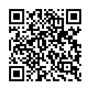 周兰昕和莫春娇一人一边在他胸口画着小圆圈二维码生成