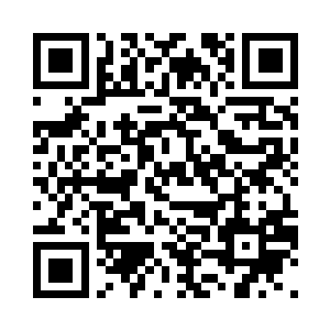 周围众人的衣衫被掌风刮的猎猎飞舞二维码生成