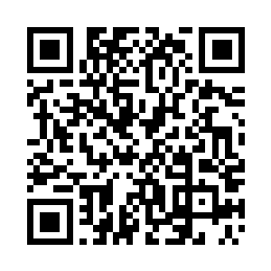 周围川流不息的繁忙衬托着他们的安静和停滞二维码生成