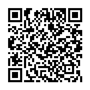 周围的那些住在工地的民工都是开始出来活动了二维码生成